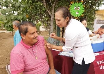 Salud Colima instalará puestos de vacunación en los 10 municipios del estado