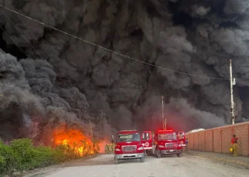 Quema de pastizal provoca fuerte incendio en Tabasco; las llamas se extendieron a una empresa petrolera