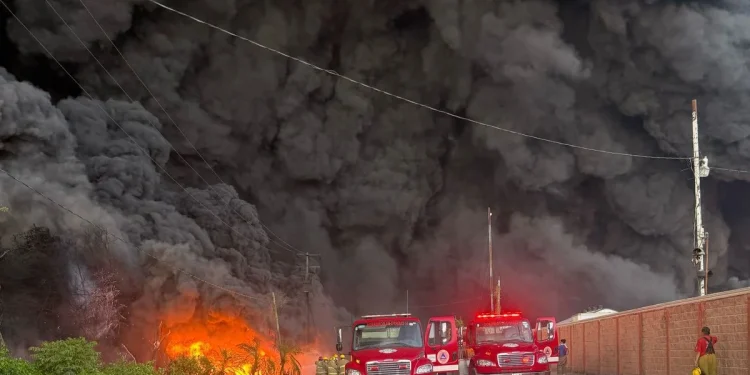 Quema de pastizal provoca fuerte incendio en Tabasco; las llamas se extendieron a una empresa petrolera