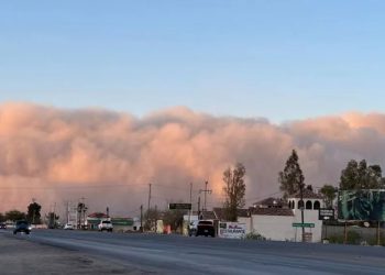 Chihuahua se oscurece por tormenta de arena, cierran negocios y carreteras