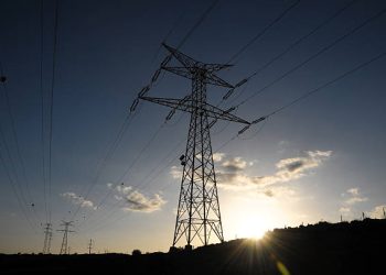 España recupera suministro eléctrico tras apagón masivo del lunes