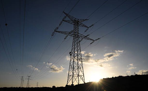 España recupera suministro eléctrico tras apagón masivo del lunes