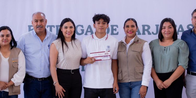 Gobernadora invita a estudiantes de bachillerato a aprovechar apoyos que hoy reciben para construir sus sueños