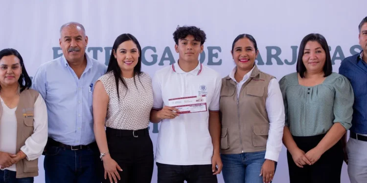 Gobernadora invita a estudiantes de bachillerato a aprovechar apoyos que hoy reciben para construir sus sueños