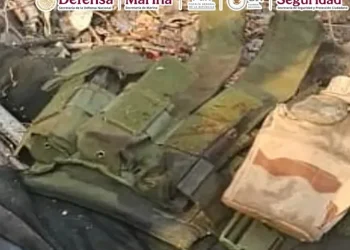 Fuerzas federales enfrentan a grupos delictivos en Michoacán y aseguran armamento