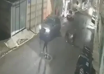 Cámara capta secuestro de mujer en Granjas de San Isidro, Puebla