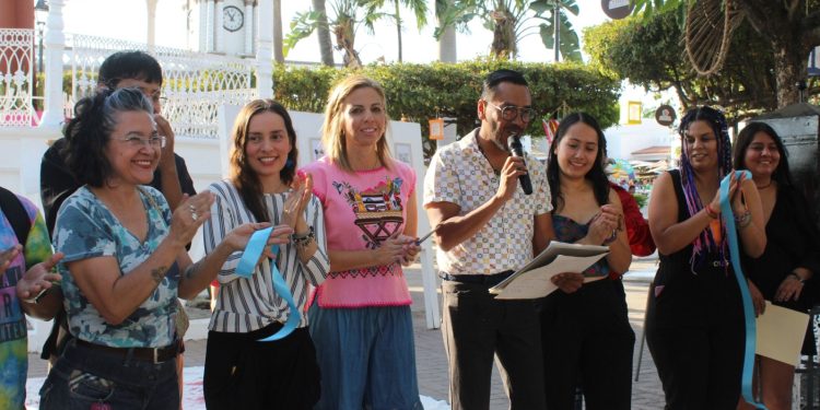 Inauguran exposición de grabados de estudiantes de la UIC, en Comala