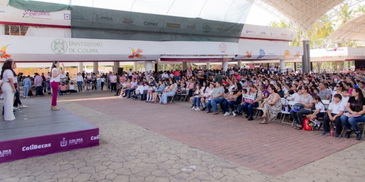 Gobernadora sigue entregando Mi ColiBeca para Empezar; este lunes llega a más de 3 mil estudiantes de Colima