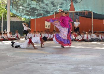 Con reconocimiento a maestras y maestros, Congreso lleva ceremonia itinerante a Villa de Álvarez
