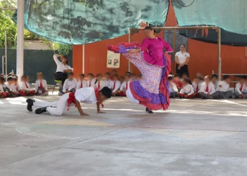 Con reconocimiento a maestras y maestros, Congreso lleva ceremonia itinerante a Villa de Álvarez