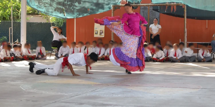 Con reconocimiento a maestras y maestros, Congreso lleva ceremonia itinerante a Villa de Álvarez