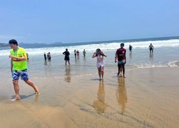 Guardavidas de UEPC Colima y de Manzanillo auxilian a 5 turistas en riesgo de ahogamiento
