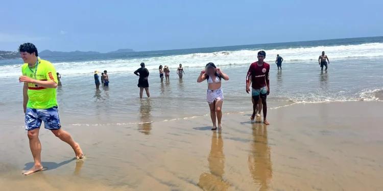 Guardavidas de UEPC Colima y de Manzanillo auxilian a 5 turistas en riesgo de ahogamiento