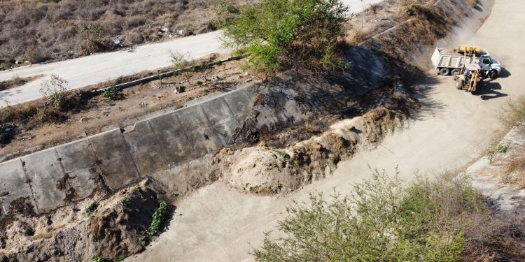 Gobierno de Rosi Bayardo avanza en desazolve de arroyos y canales en Manzanillo