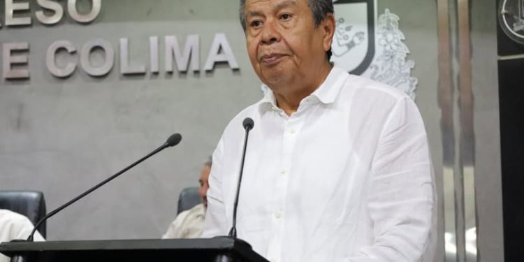 H Congreso del Estado de Colima. El diputado Jaime Enrique Sotelo Garcia, da lectura al dictamen correspondiente a otorgar el “Premio Estatal al Cuidado del Medio Ambiente” en su edición 2025.