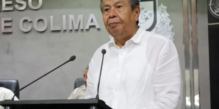 H Congreso del Estado de Colima. El diputado Jaime Enrique Sotelo Garcia, da lectura al dictamen correspondiente a otorgar el “Premio Estatal al Cuidado del Medio Ambiente” en su edición 2025.