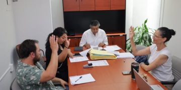 H Congreso del Estado de Colima. Reciben por parte de la Secretaría General del H. Congreso del Estado, los expedientes de las propuestas presentadas por participantes en la convocatoria para el Premio Estatal al Cuidado del Medio Ambiente