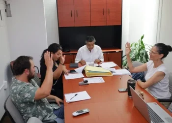 H Congreso del Estado de Colima. Reciben por parte de la Secretaría General del H. Congreso del Estado, los expedientes de las propuestas presentadas por participantes en la convocatoria para el Premio Estatal al Cuidado del Medio Ambiente