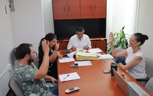 H Congreso del Estado de Colima. Reciben por parte de la Secretaría General del H. Congreso del Estado, los expedientes de las propuestas presentadas por participantes en la convocatoria para el Premio Estatal al Cuidado del Medio Ambiente