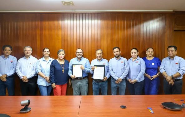 El Fiscal General del Estado, Bryant Alejandro García Ramírez, firmó el convenio de revisión salarial y de prestaciones 2025 con el Secretario General del Sindicato de Trabajadores al Servicio del Gobierno del Estado FGE