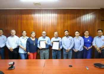 El Fiscal General del Estado, Bryant Alejandro García Ramírez, firmó el convenio de revisión salarial y de prestaciones 2025 con el Secretario General del Sindicato de Trabajadores al Servicio del Gobierno del Estado FGE