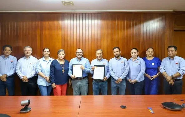 El Fiscal General del Estado, Bryant Alejandro García Ramírez, firmó el convenio de revisión salarial y de prestaciones 2025 con el Secretario General del Sindicato de Trabajadores al Servicio del Gobierno del Estado FGE