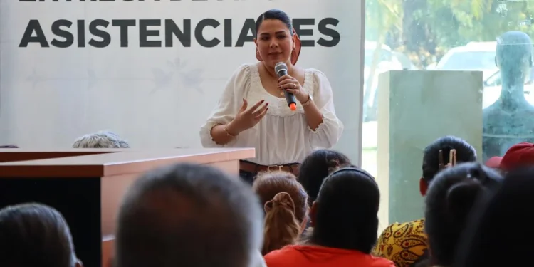 DIF Estatal Colima beneficia a 100 personas con apoyos funcionales y alimentarios