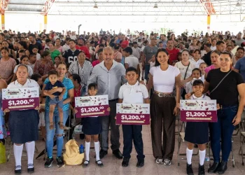 2,664 estudiantes de primarias públicas en Villa de Álvarez reciben este viernes Mi ColiBeca para Empezar