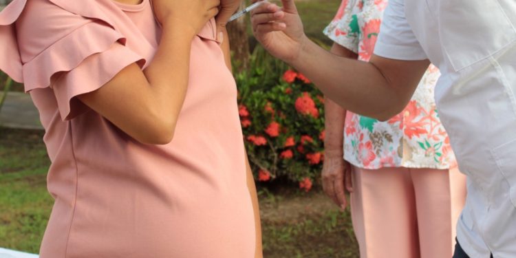 Salud recomienda vacunar contra tosferina a menores de edad y embarazadas, grupos con más riesgo