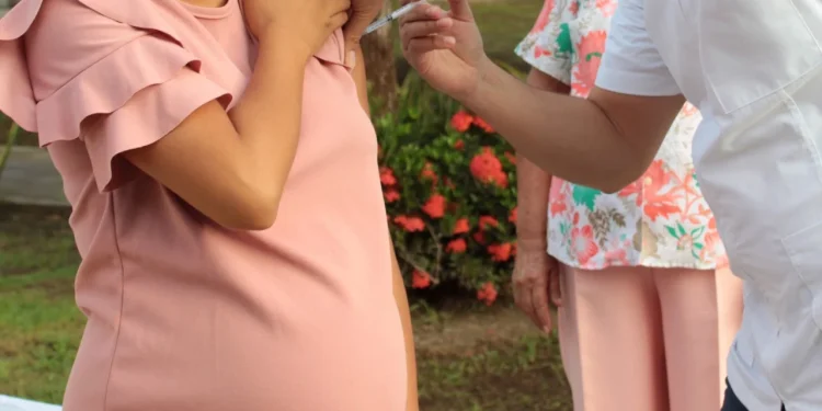 Salud recomienda vacunar contra tosferina a menores de edad y embarazadas, grupos con más riesgo