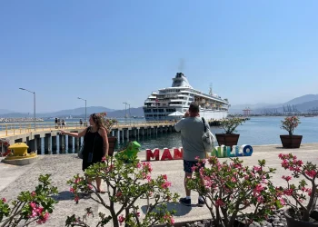 Crucero Villa Vie Odyssey arriba a Manzanillo con casi 2 mil personas a bordo