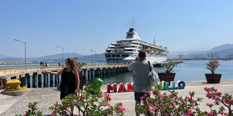 Crucero Villa Vie Odyssey arriba a Manzanillo con casi 2 mil personas a bordo