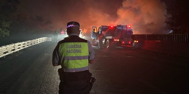 Explota pipa de gas en autopista Córdoba-Puebla y desata incendio que amenaza viviendas