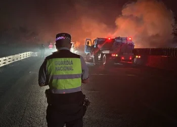 Explota pipa de gas en autopista Córdoba-Puebla y desata incendio que amenaza viviendas
