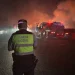 Explota pipa de gas en autopista Córdoba-Puebla y desata incendio que amenaza viviendas
