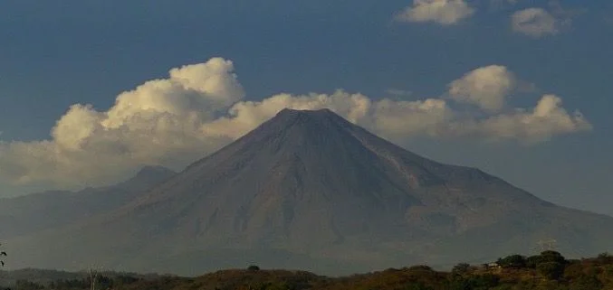 Volcán de Colima registró 6 sismos y 7 derrumbes; continúa en ‘semáforo verde’