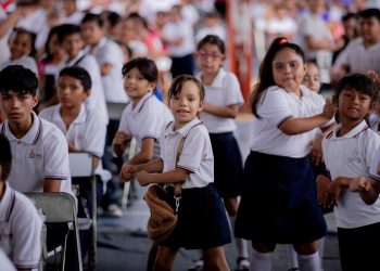 Por tercer día consecutivo, Indira Vizcaíno entrega Mi ColiBeca para Empezar en Manzanillo; hoy la reciben más de 3,100 estudiantes