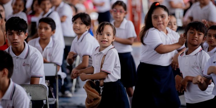 Por tercer día consecutivo, Indira Vizcaíno entrega Mi ColiBeca para Empezar en Manzanillo; hoy la reciben más de 3,100 estudiantes