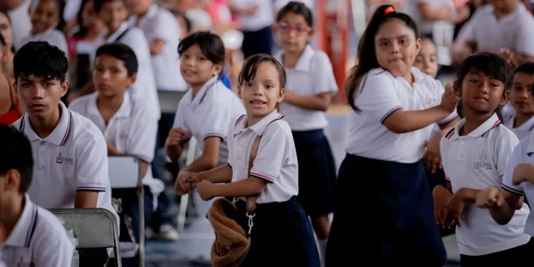 Por tercer día consecutivo, Indira Vizcaíno entrega Mi ColiBeca para Empezar en Manzanillo; hoy la reciben más de 3,100 estudiantes