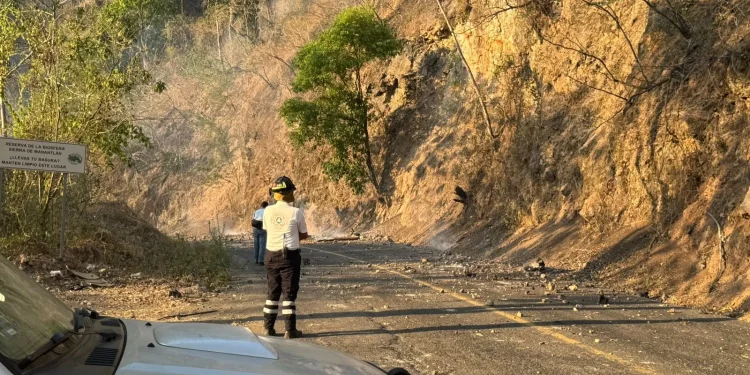 Cierre temporal en la carretera Villa-Minatitlán para salvaguardar a quienes circulan por esa vía: UEPC