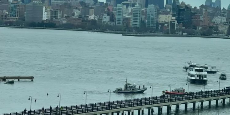 Helicóptero cae al río Hudson en Nueva York