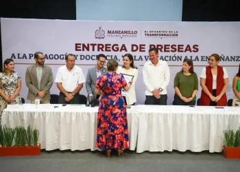 Rosi Bayardo entrega preseas a maestras destacadas de Manzanillo