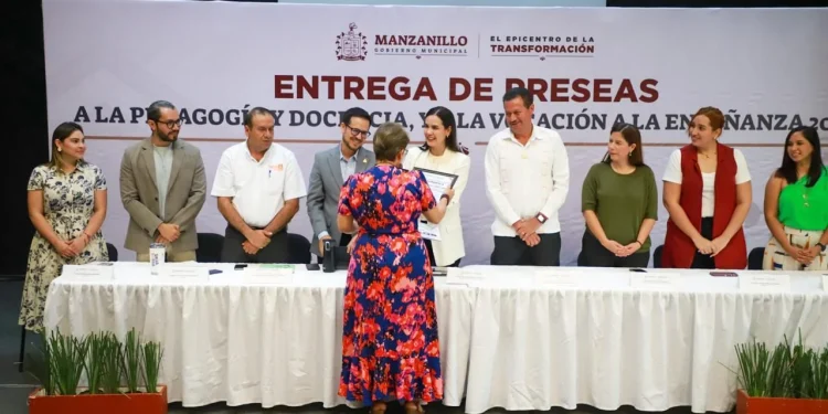 Rosi Bayardo entrega preseas a maestras destacadas de Manzanillo