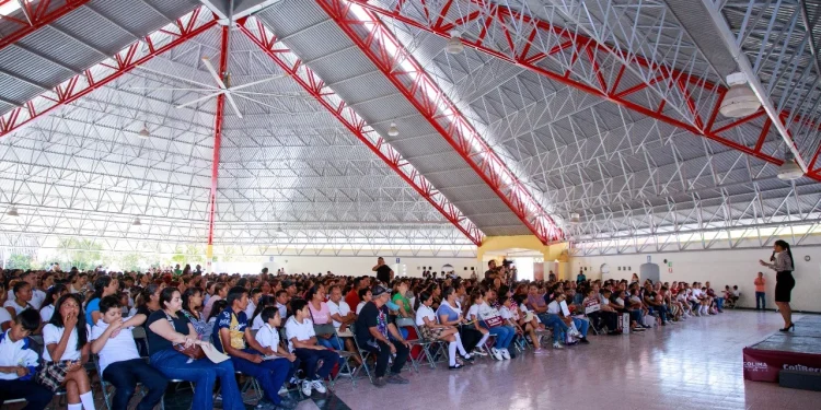 Casi 2,500 estudiantes de Villa de Álvarez reciben Mi ColiBeca para Empezar este martes