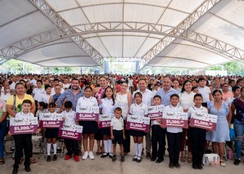 Gobierno de Colima termina entrega de Mi ColiBeca para Empezar en Tecomán; este martes la reciben más de 3,400 estudiantes