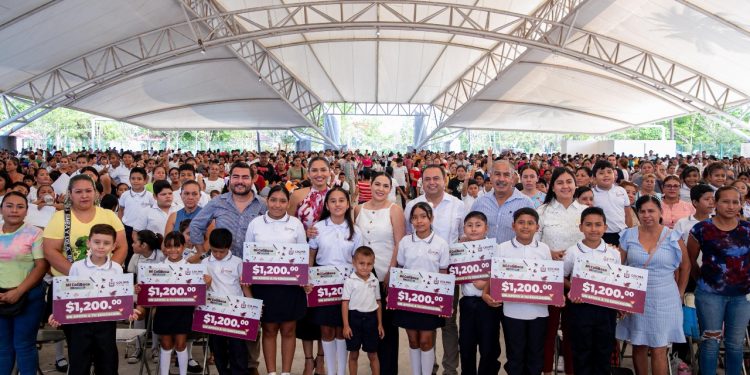 Gobierno de Colima termina entrega de Mi ColiBeca para Empezar en Tecomán; este martes la reciben más de 3,400 estudiantes