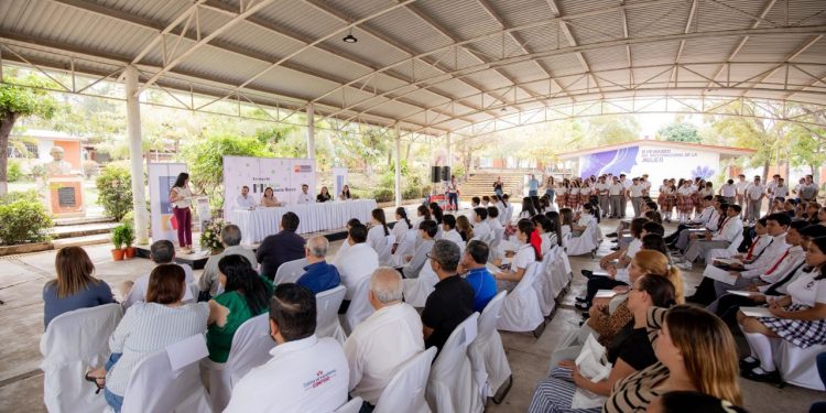 Gobernadora de Colima participa en entrega de becas Roberto Rocca de Ternium a estudiantes de Cuauhtémoc