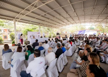 Gobernadora de Colima participa en entrega de becas Roberto Rocca de Ternium a estudiantes de Cuauhtémoc