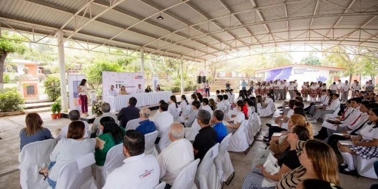 Gobernadora de Colima participa en entrega de becas Roberto Rocca de Ternium a estudiantes de Cuauhtémoc