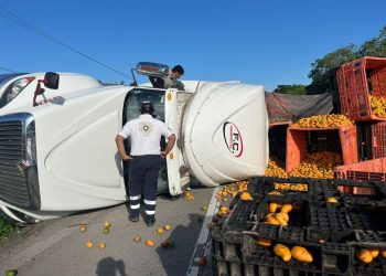 UEPC atiende volcadura de tractocamión en autopista, a la salida de Colima a Manzanillo